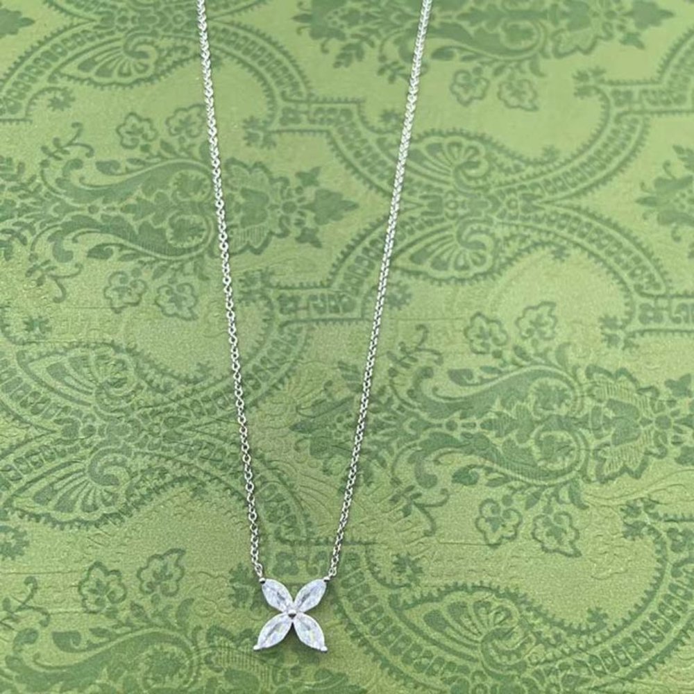 Tiffany four-leaf clover transparent diamond petal collarbone necklace